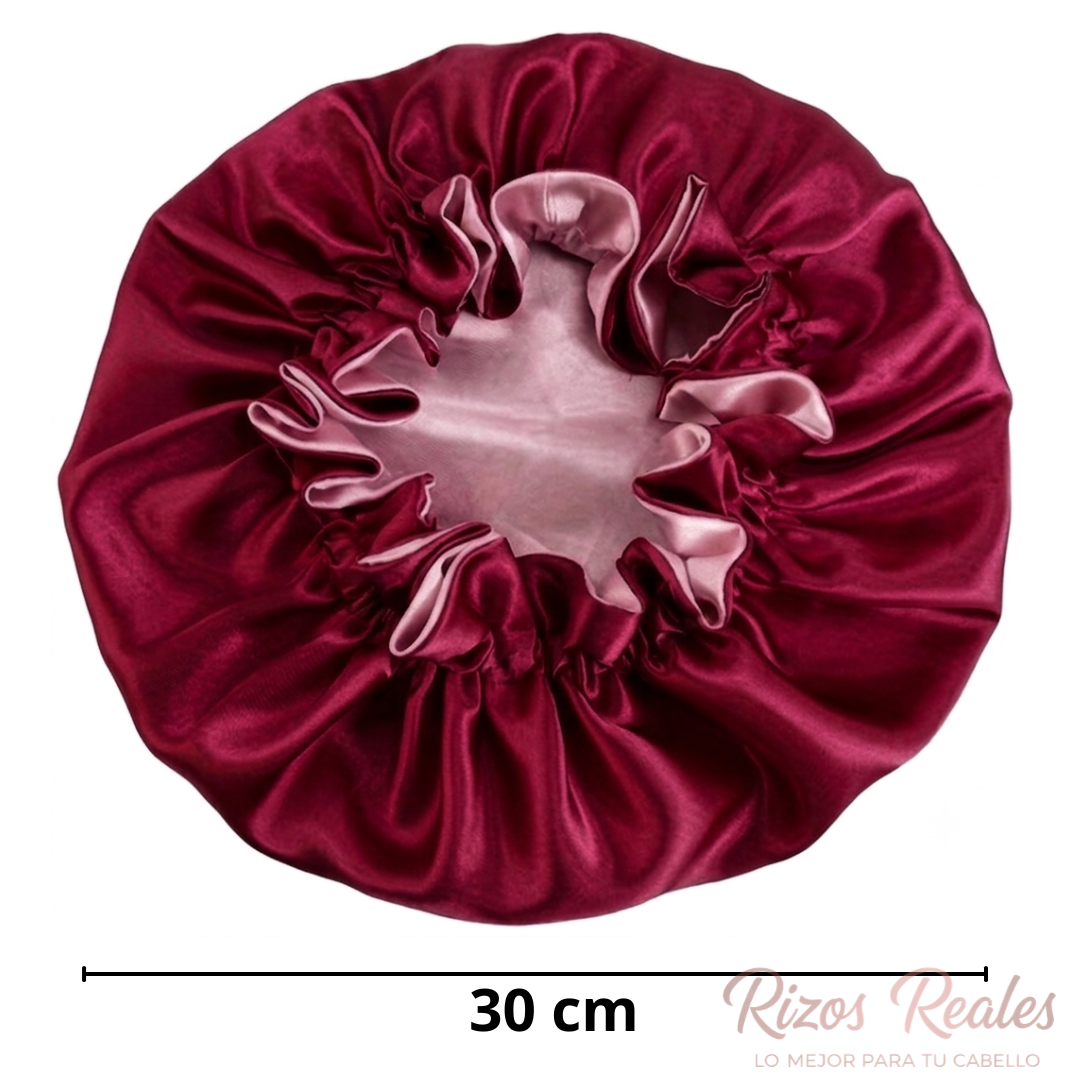SET DE GORRO DE SATÍN REVERSIBLE MÁS SCRUNCHIE SATÍN GUINDA CON PALOROSA - 2