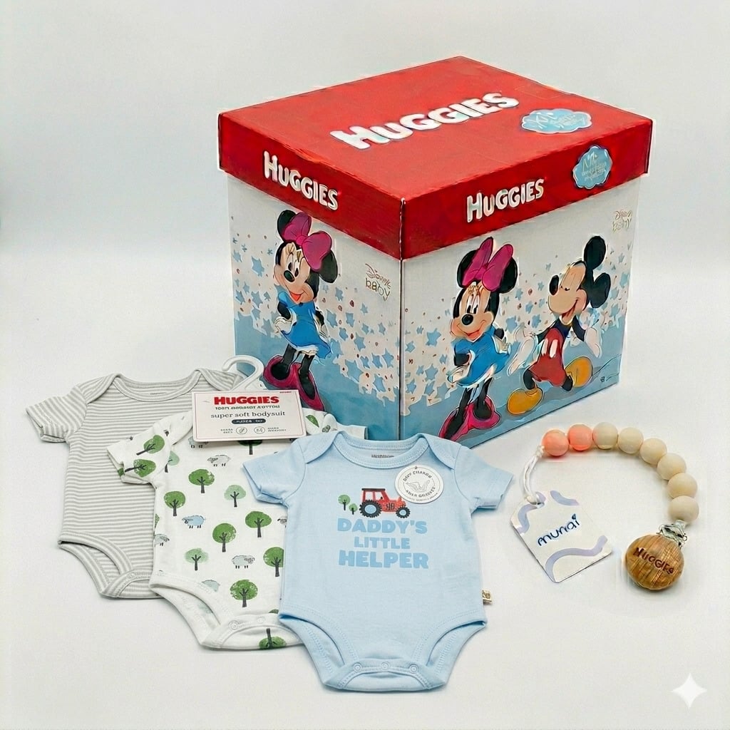 BODY NIÑO HUGGIES PACK X3 ALGODÓN ORGÁNICO DISEÑO GRANJA CELESTE 6 MESES + PORTACHUPÓN Y CAJA DISNEY DE REGALO - 1