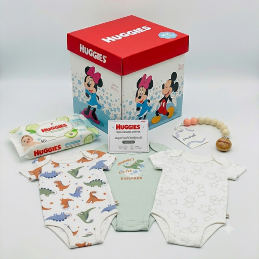 PACK DE 3 BODIES HUGGIES NIÑO JURASICO 3 MESES + TOALLITAS HÚMEDAS 48 UNID + PORTACHUPÓN + CAJA DE REGALO - 1