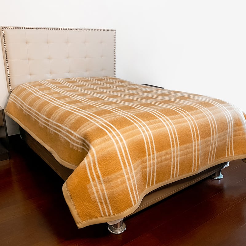 FRAZADA HILTON LISTADO BEIGE CON BLANCO EN QUEEN SIZE - 1