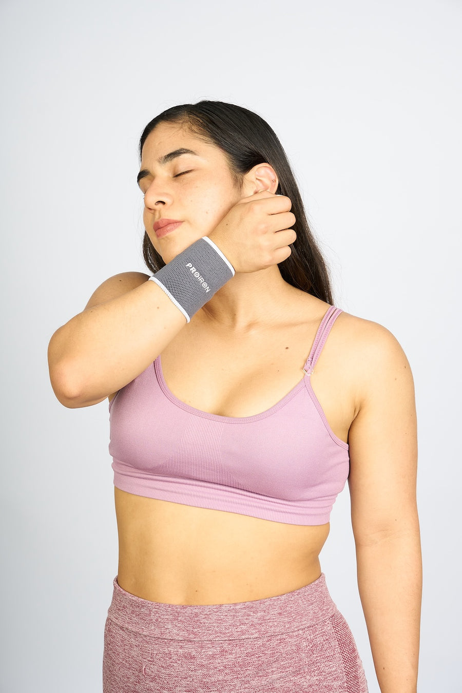 MUÑEQUERA DEPORTIVA DE FIBRA REFRESCANTE GRIS CON BLANCO - 3