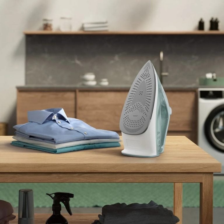 PLANCHA DE ROPA A VAPOR Y SECO ELECTROLUX CON TECNOLOGÍA POWERVAPOUR ESI51 - 3