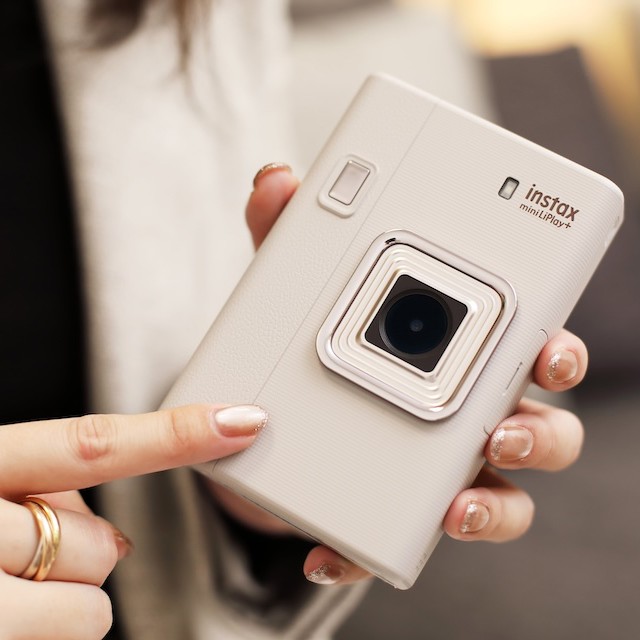 CÁMARA FUJIFILM HIBRIDA MINI LIPLAY PLUS SAND BEIGE - 3