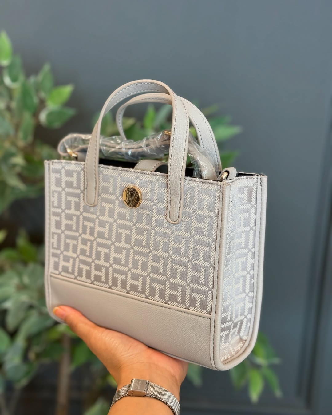 MINI TOTE TOMMY HILFIGER NEUTRAL CON DETALLES DORADOS - 1