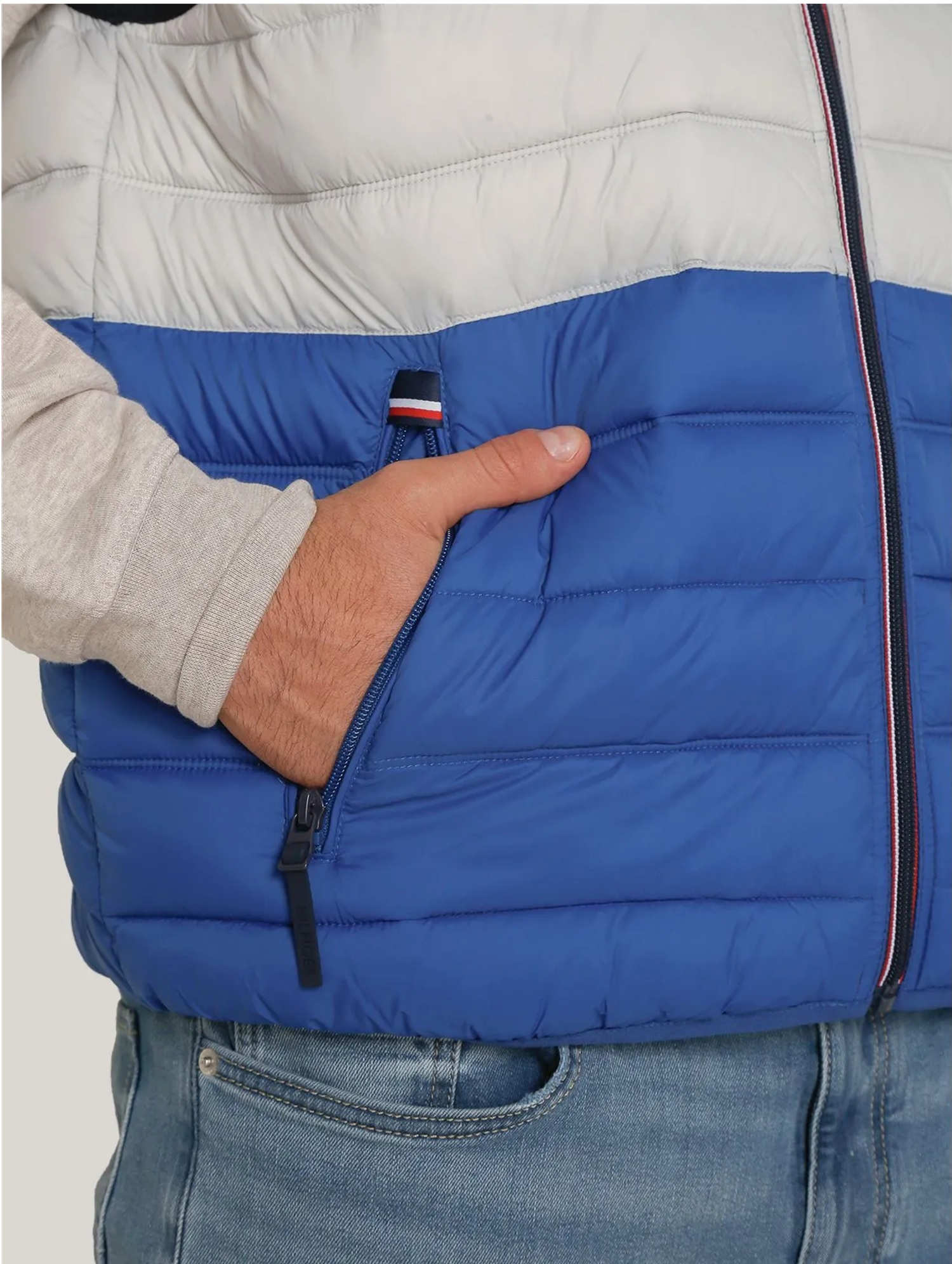 CHALECO TOMMY HILFIGER ACOLCHADO LIGERO Y PLEGABLE PARA HOMBRE AZUL REGULAR FIT - 4