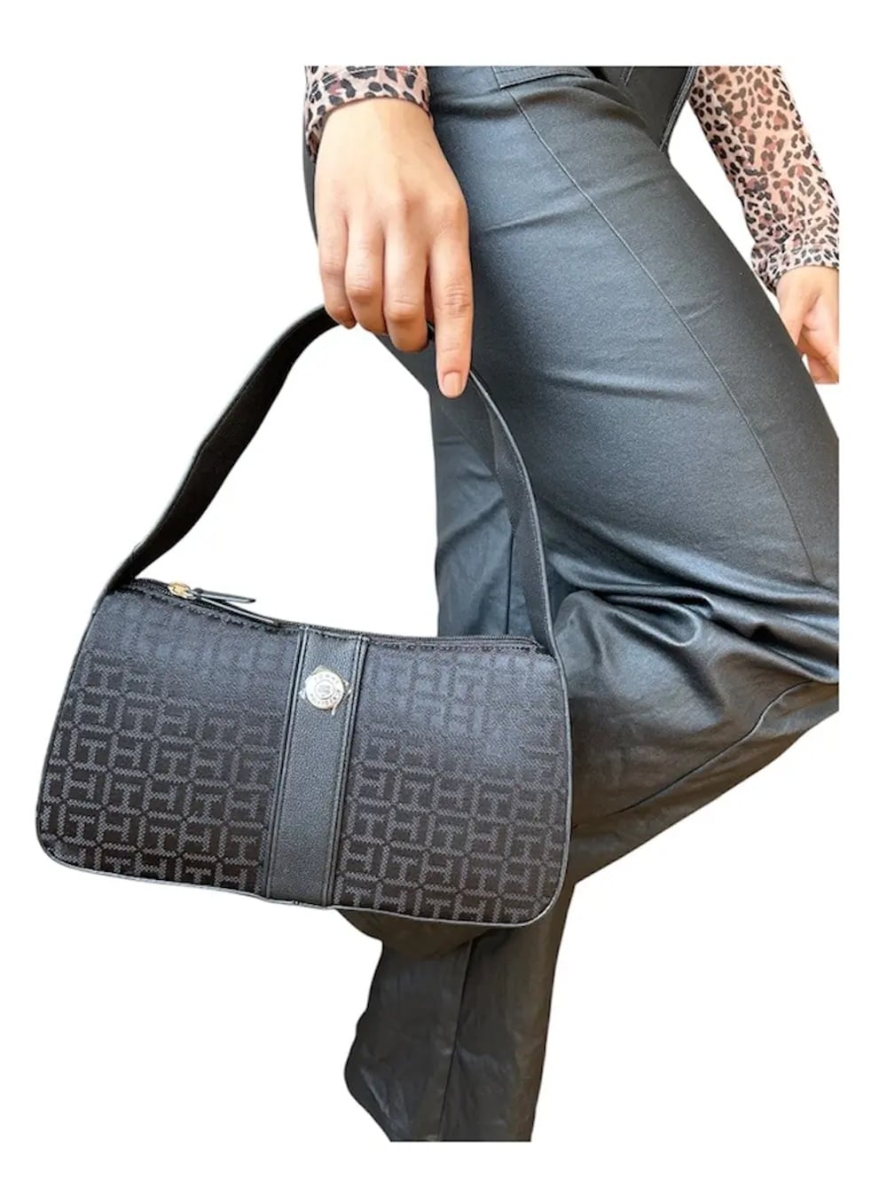CARTERA DE HOMBRO TIPO BAGUETTE TOMMY HILFIGER TH MONOGRAM JACQUARD NEGRA - 3