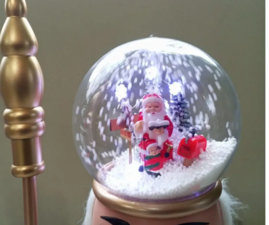 CASCANUECES NAVIDEÑO DE 85 CM CON ESFERA NEVADA, LUCES Y MÚSICA - 5