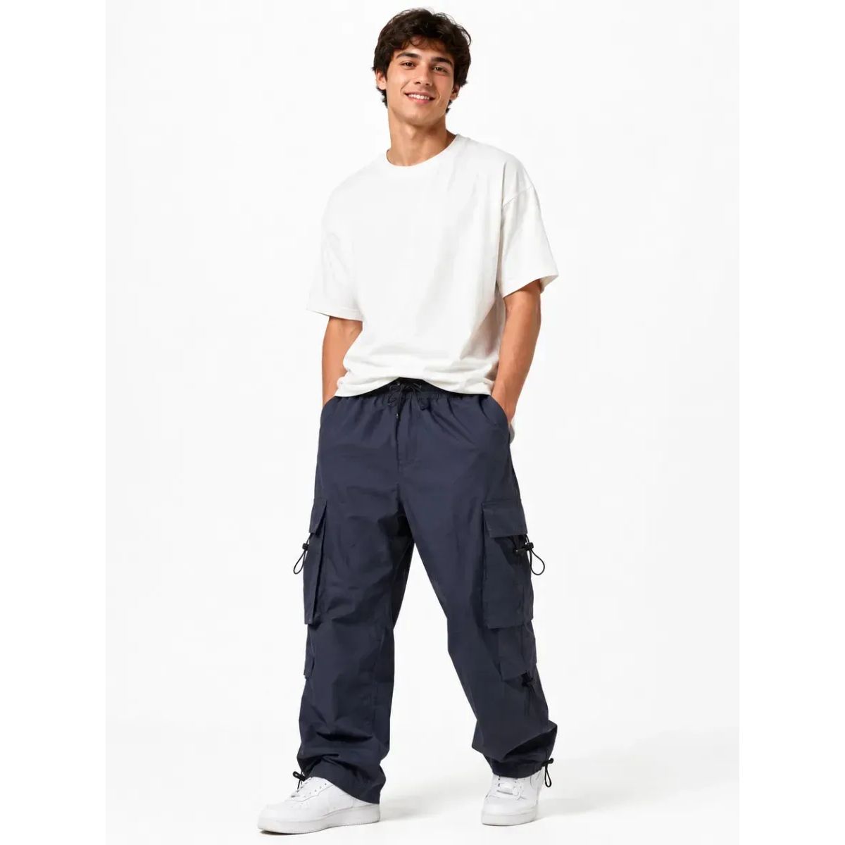 JOGGER CARGO PARACHUTE HOMBRE TELA MOJADA GRIS OSCURO OVERSIZED WIDE LEG 4 BOLSILLOS REGULADOR EN BASTA - 4
