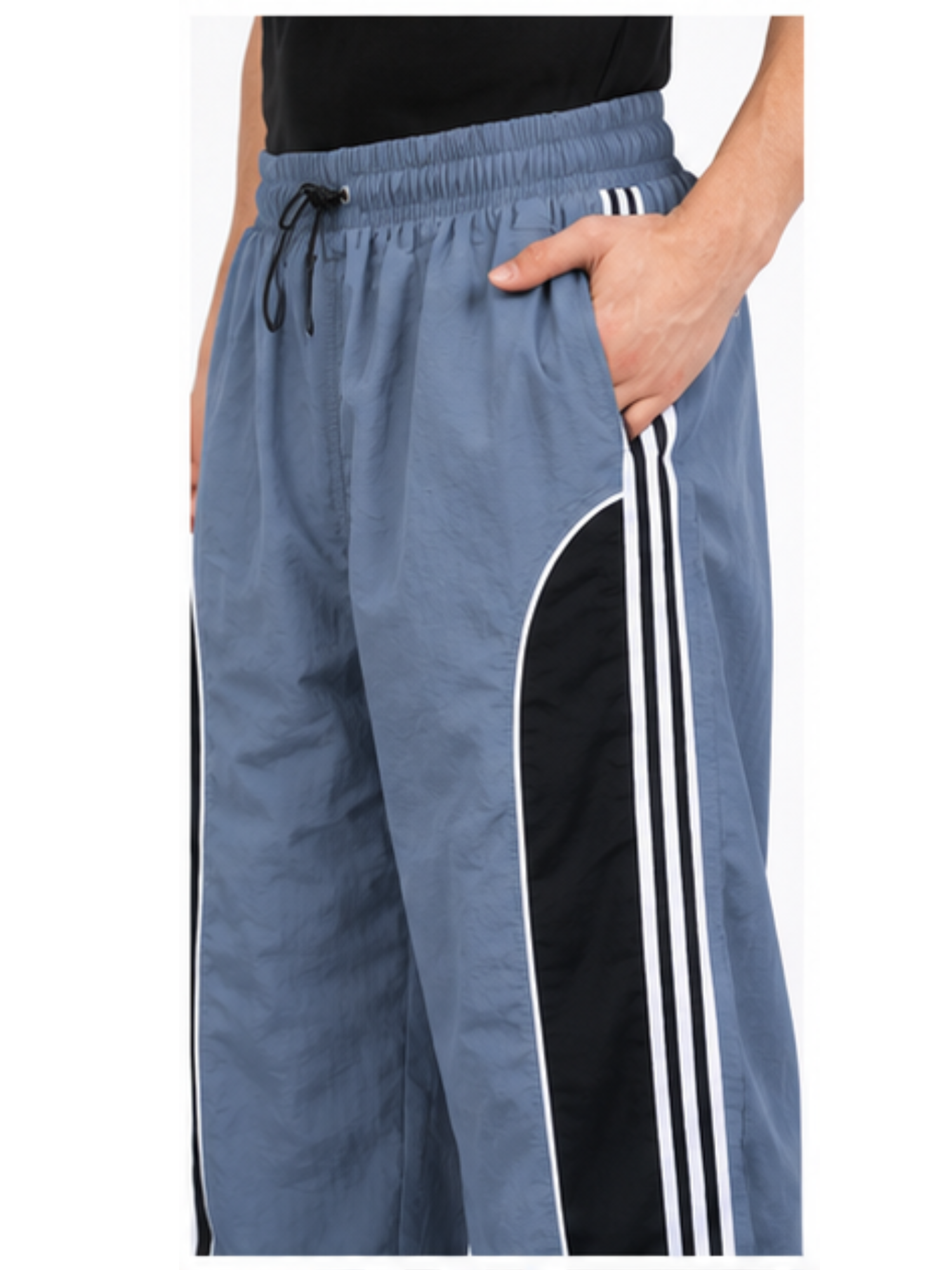 PANTALON URBANO HOMBRE PAWER TRACK BAGGY WIDE LEG TELA MOJADA AZUL ACERO CON CORDON AJUSTABLE PANELES NEGROS Y LINEAS BLANCAS - 6