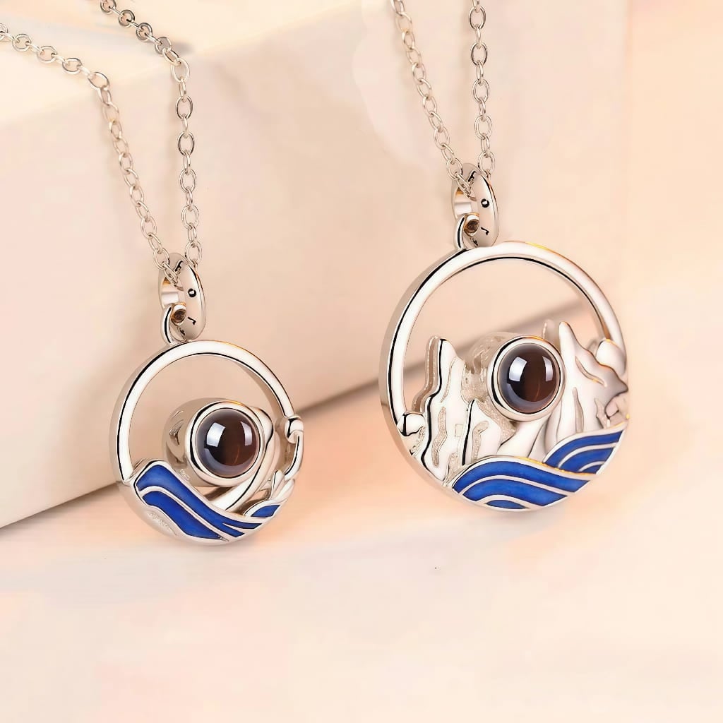 COLLAR DE PAREJA PROYECTA 100 IDIOMAS MONTAÑA Y OCEANO PLATA - 2
