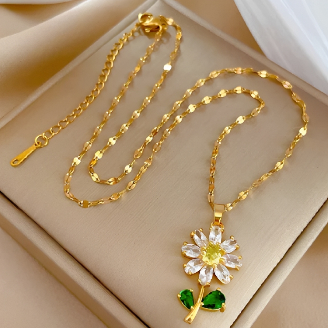 COLLAR FLOR MARGARITA DE ZIRCONIAS CUBICAS COLORES ESTETICA DORADO - 5