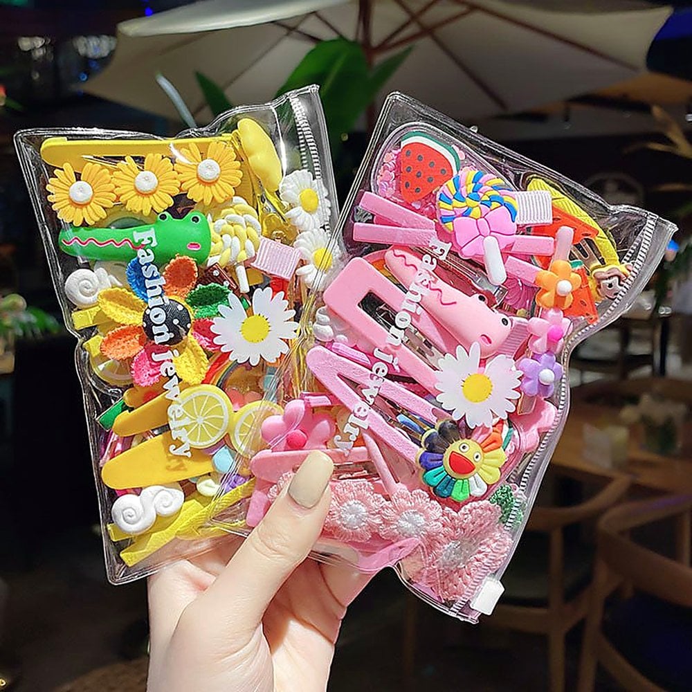 SET DE 20 GANCHITOS DE PLÁSTICO MULTICOLOR PARA NIÑA CON DISEÑOS DE FLORES Y FRUTAS - 3