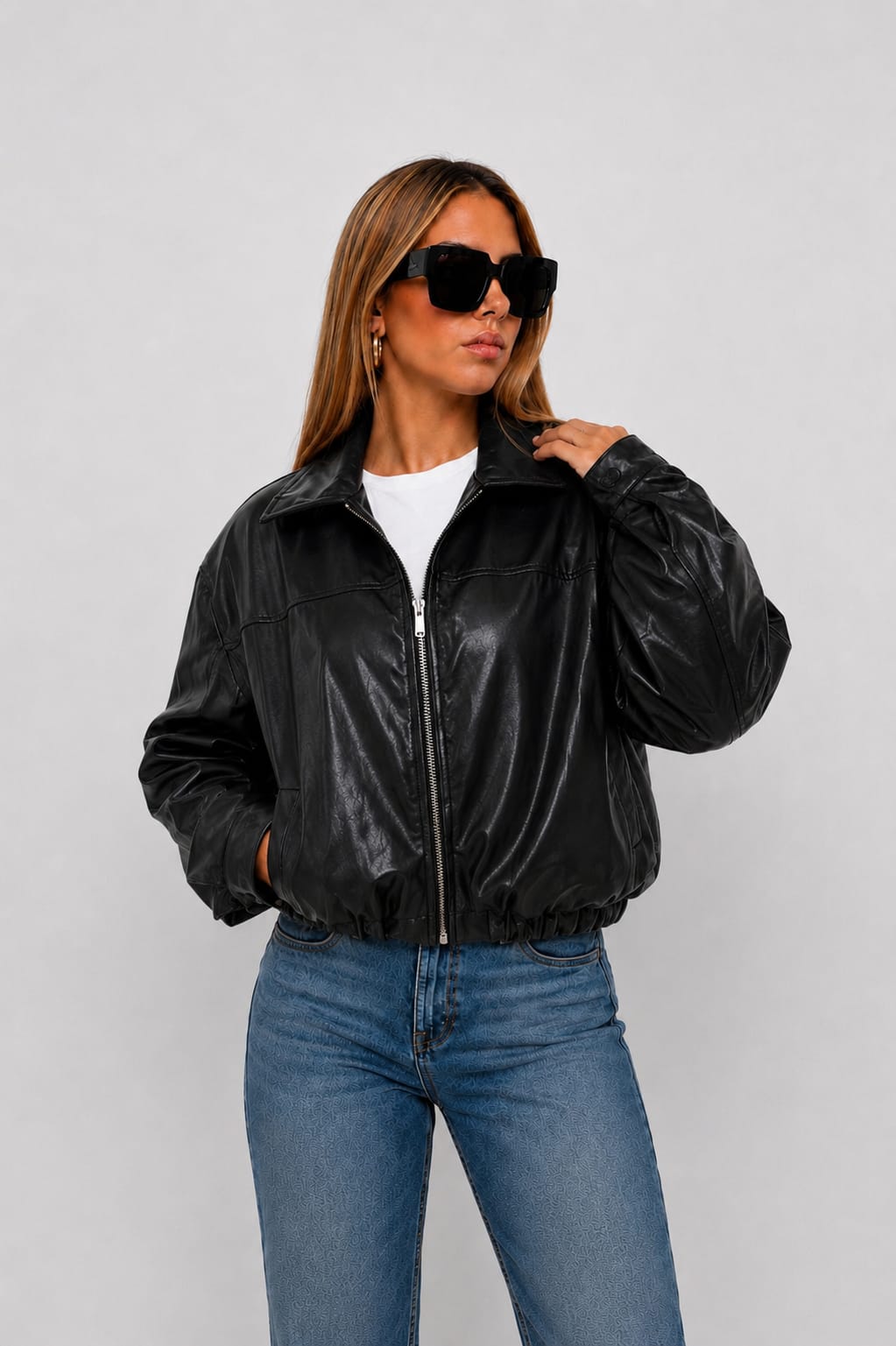 CASACA NEGRA EN CUERINA OVERSIZE DE MUJER - 1