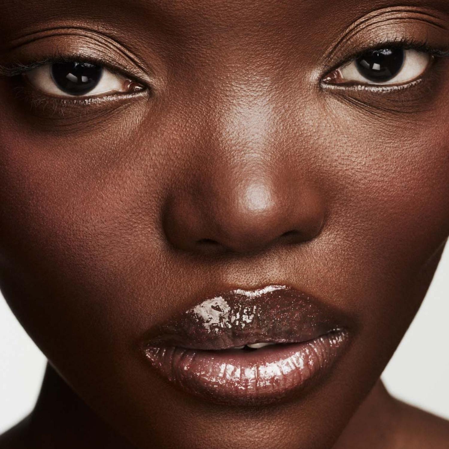 LUMINIZADOR DE LABIOS GLOSS BOMB FENTY BEAUTY - CHAMP STAMP FANTASY - 3