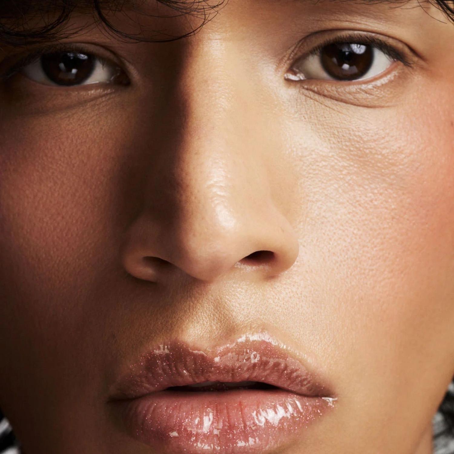 LUMINIZADOR DE LABIOS GLOSS BOMB FENTY BEAUTY - CHAMP STAMP FANTASY - 4