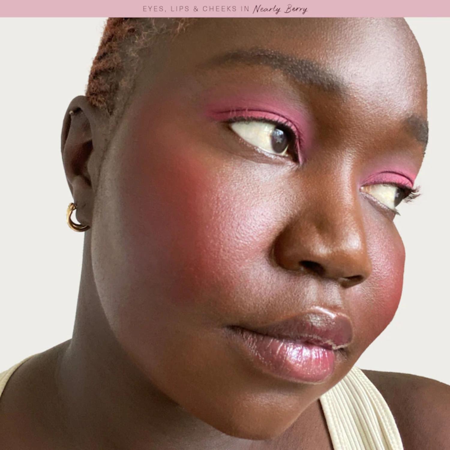RUBOR EN CREMA RARE BEAUTY - NEARLY BERRY - 5