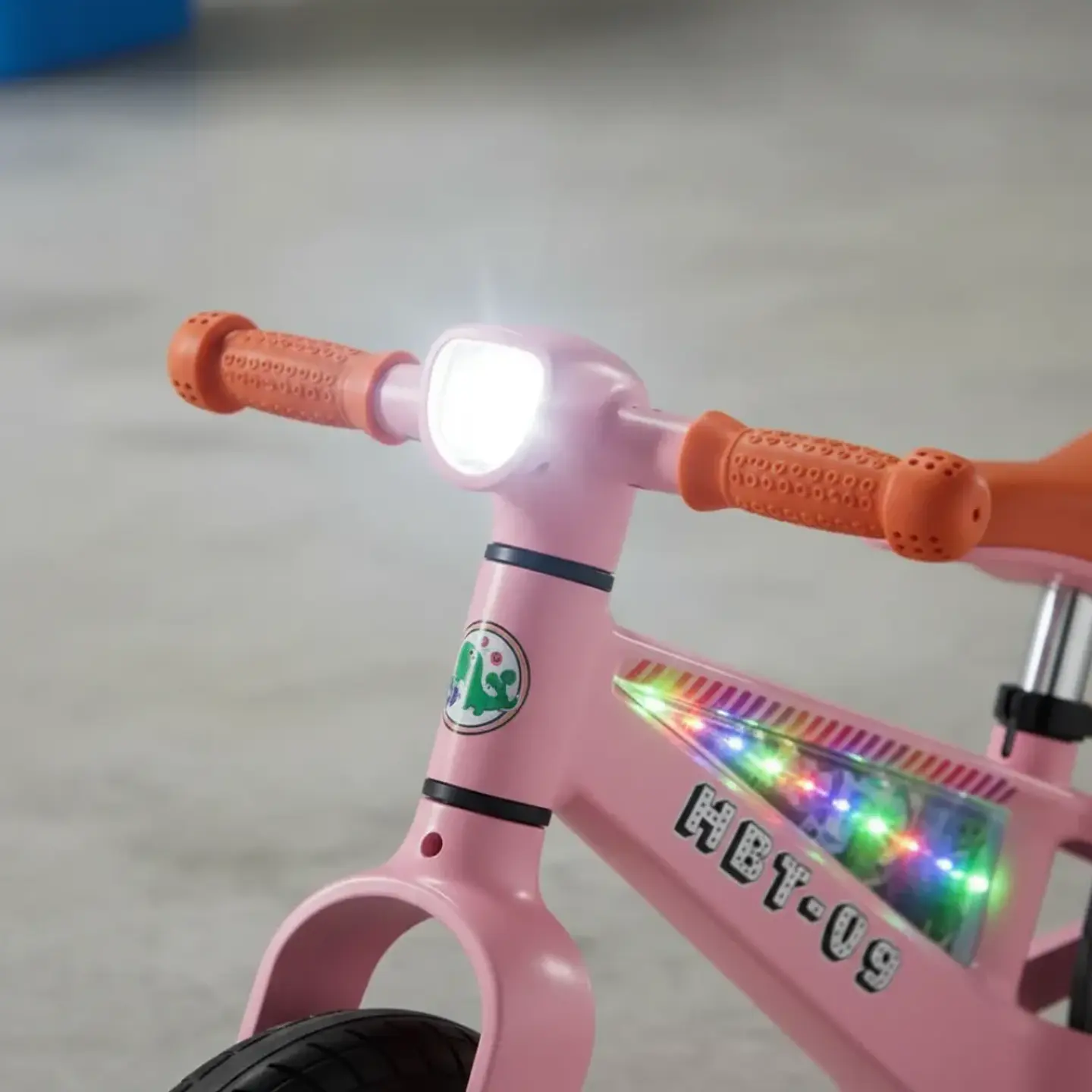 BICICLETA DE EQUILIBRIO PARA NIÑOS CON LUCES LED Y MÚSICA ROSADA - 2