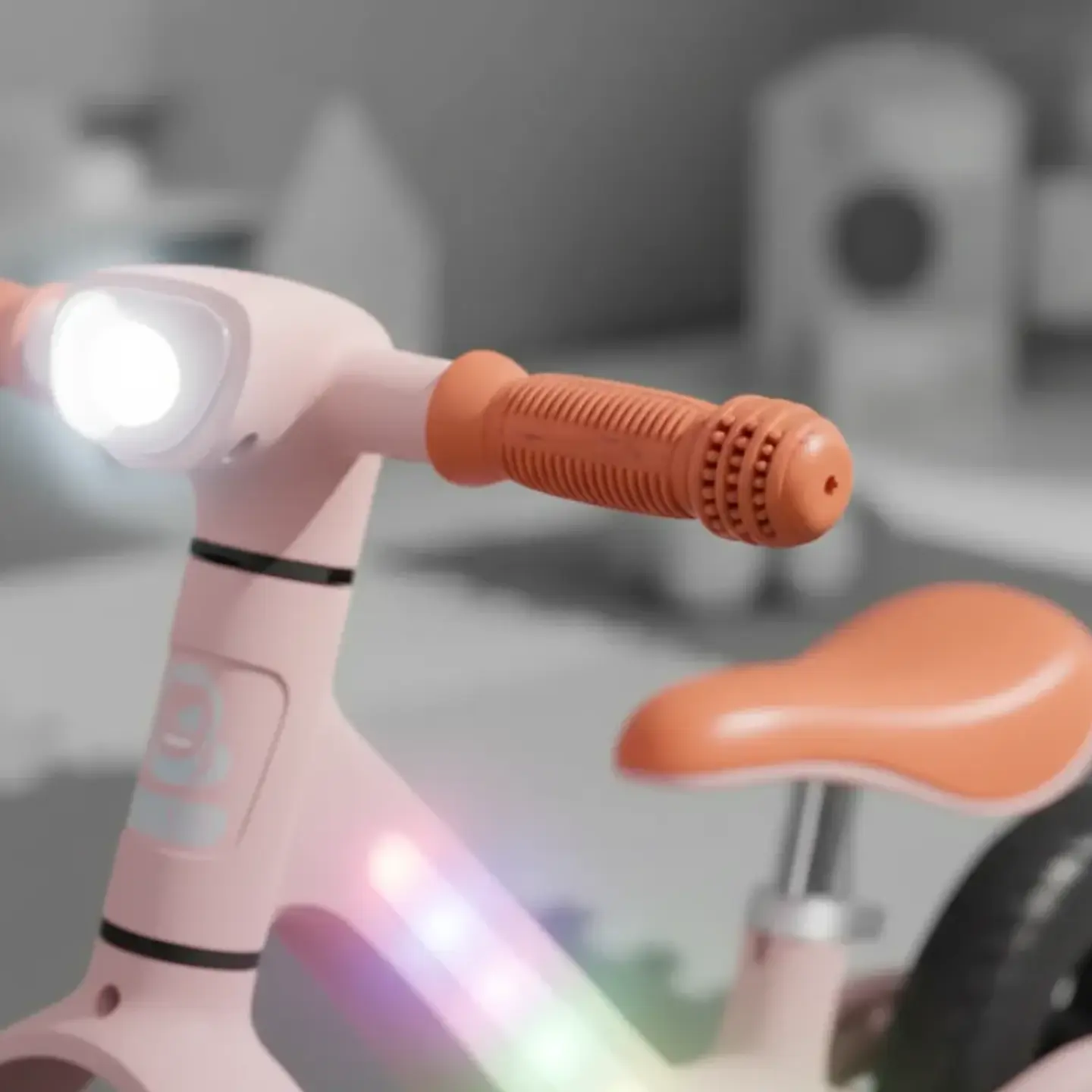 BICICLETA DE EQUILIBRIO PARA NIÑAS CON LUCES LED Y MÚSICA ROSADO - 2