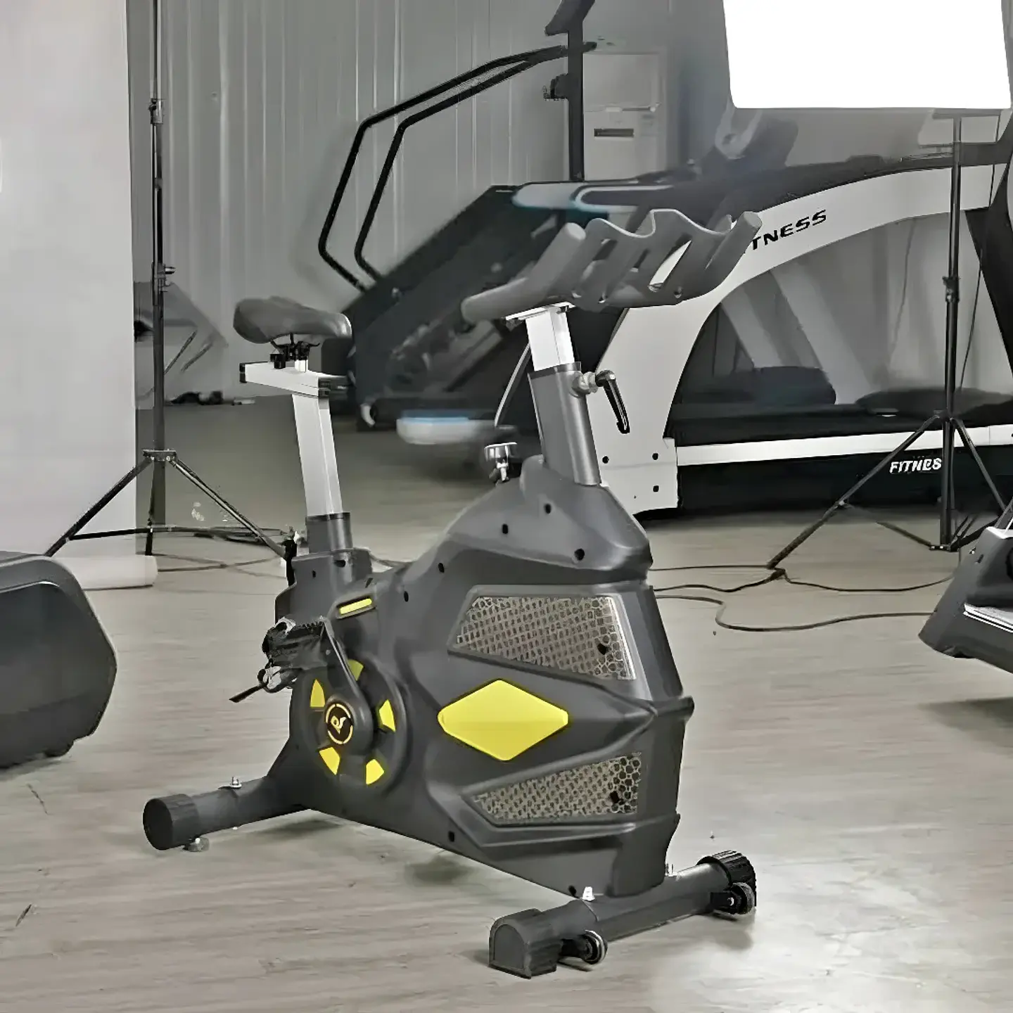 BICICLETA DE SPINNING PROFESIONAL CON VOLANTE DE INERCIA 18 KG Y CAPACIDAD 160 KG - 2