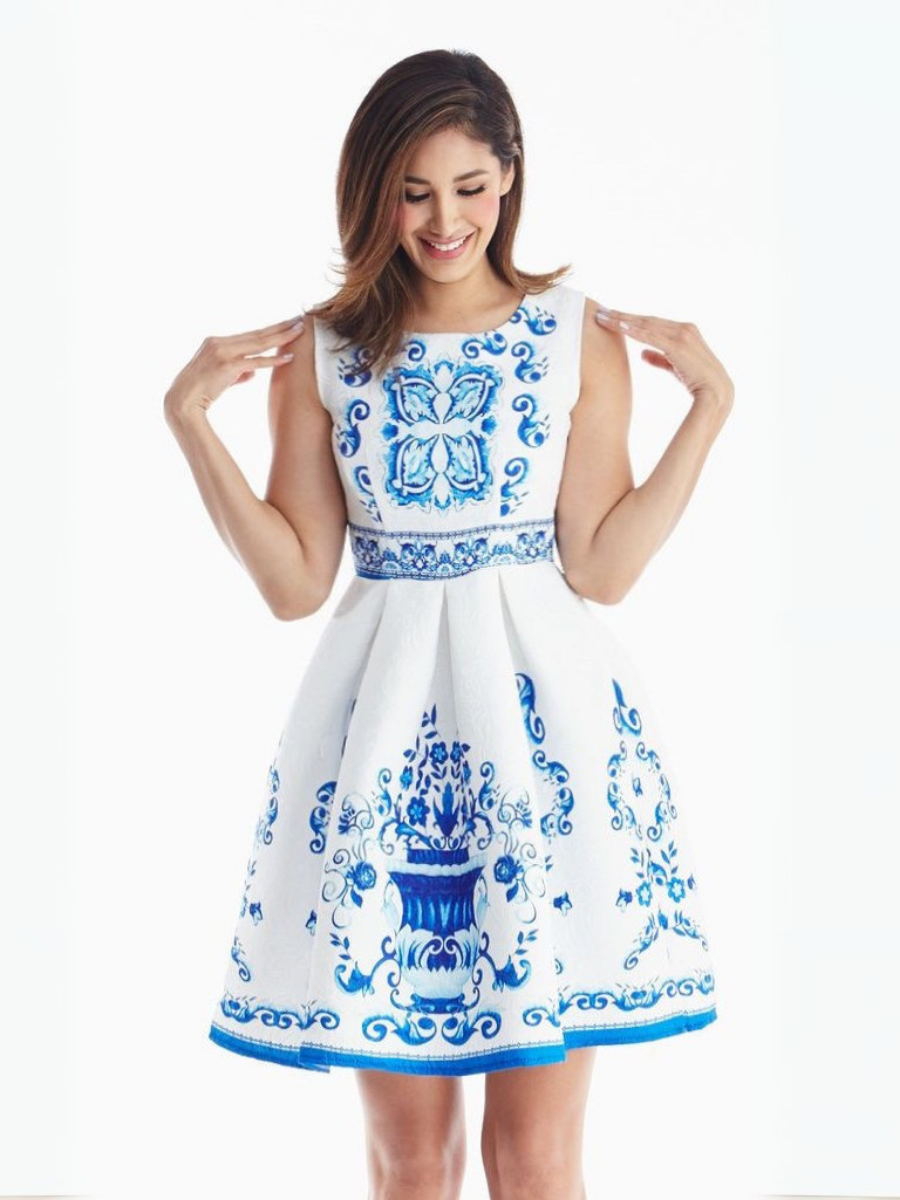 VESTIDO MUJER CORTO MINI BLANCO Y AZUL CON ESTAMPADO DE AZULEJOS Y FALDA PLISADA - 1