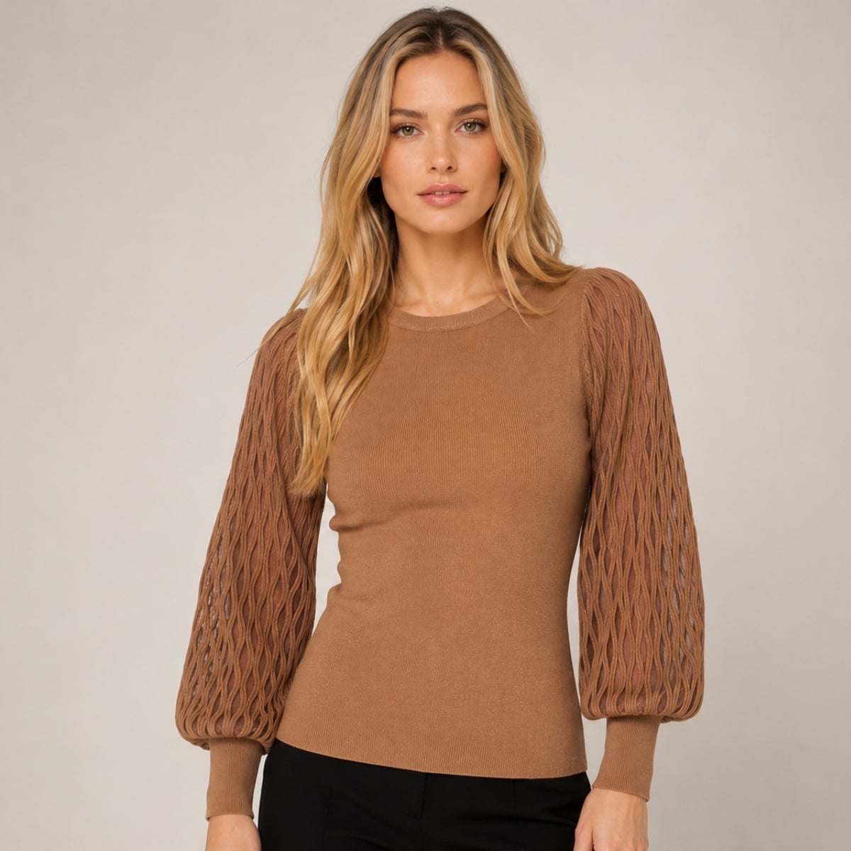 CHOMPA/BLUSA CAMEL MUJER CUELLO REDONDO Y MANGAS CON DISEÑO DE ROMBOS - 1
