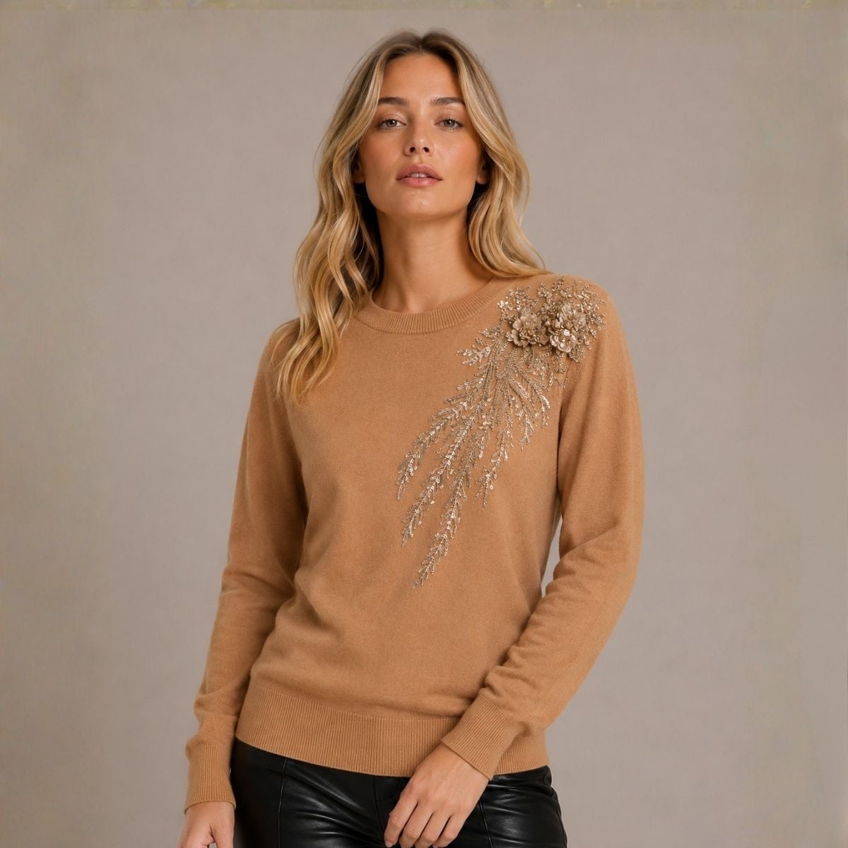 CHOMPA MUJER CAMEL CUELLO REDONDO CON DISEÑO BORDADO DE FLORES - 1