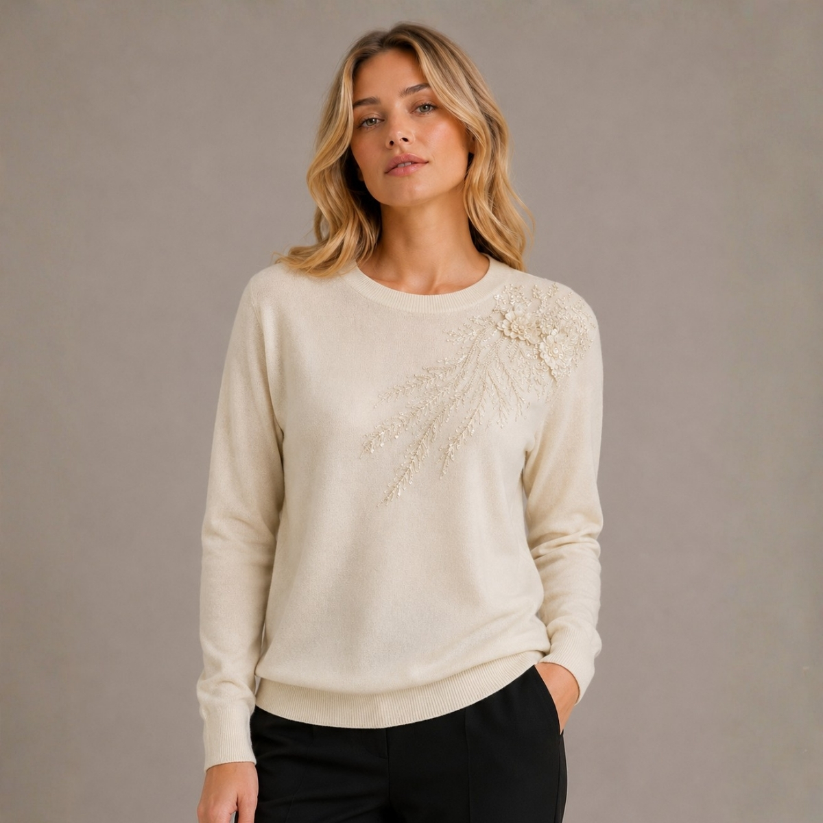 CHOMPA MUJER CREMA CUELLO REDONDO CON DISEÑO BORDADO DE FLORES - 1