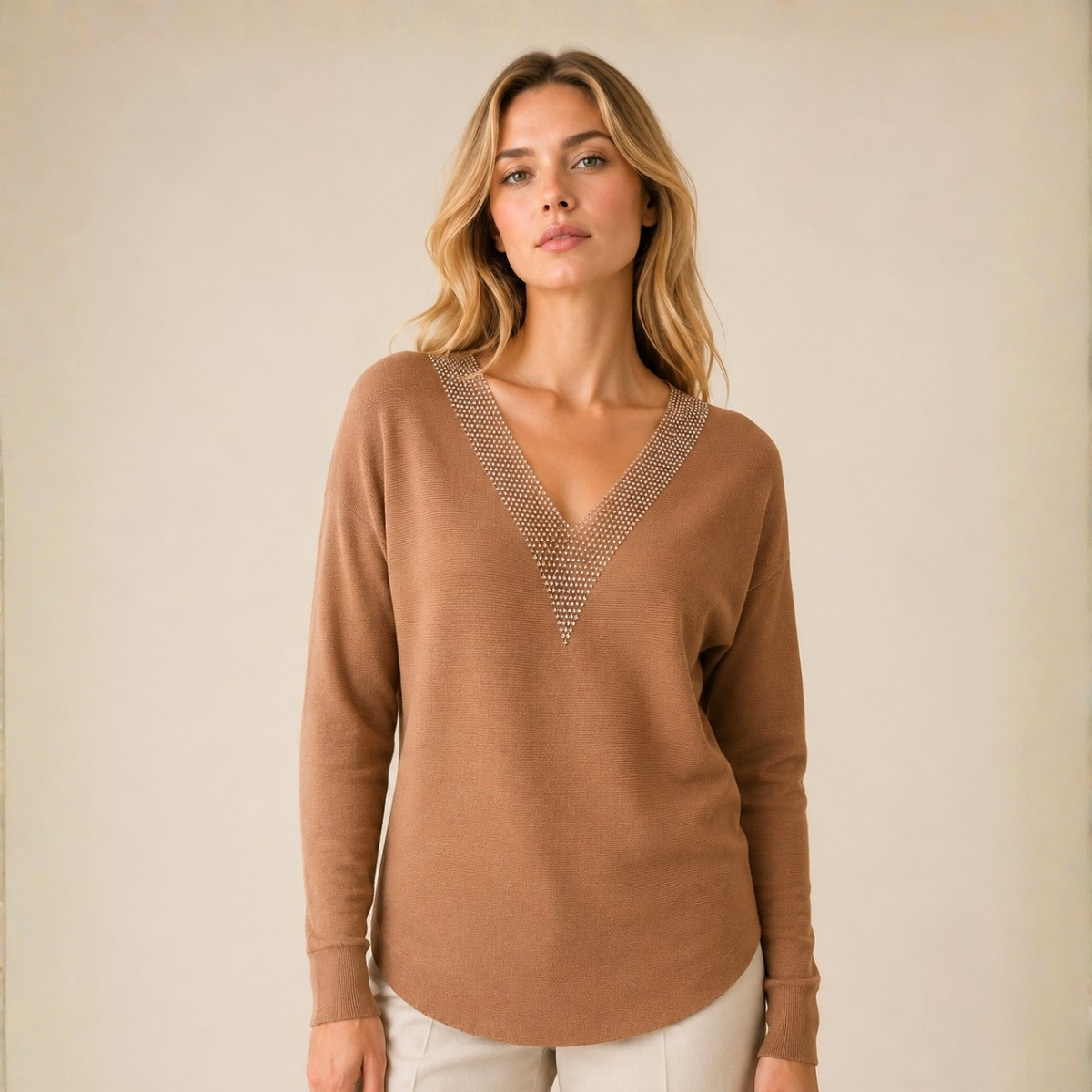 CHOMPA MUJER CUELLO V CAMEL CON BRILLO ESTILO MURCIELAGO - 1