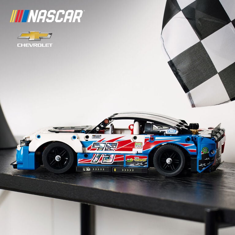 LEGO TECHNIC 42153 NASCAR® CHEVROLET CAMARO ZL1 (672 PIEZAS) - 3