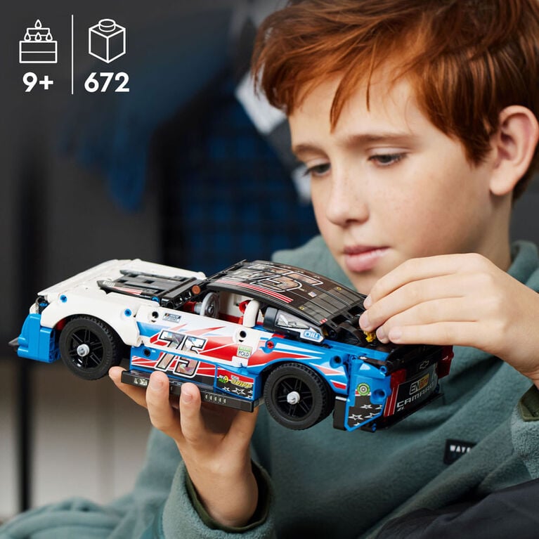 LEGO TECHNIC 42153 NASCAR® CHEVROLET CAMARO ZL1 (672 PIEZAS) - 4