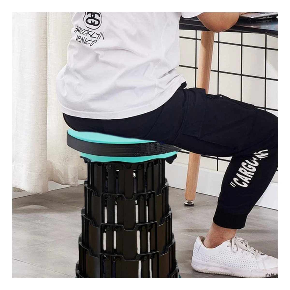 ASIENTO PORTATIL CON DOBLE SEGURO PARA ACTIVIDADES TAPA VERDE CENTRO NEGRO Y+PAPEL REGALO - 1