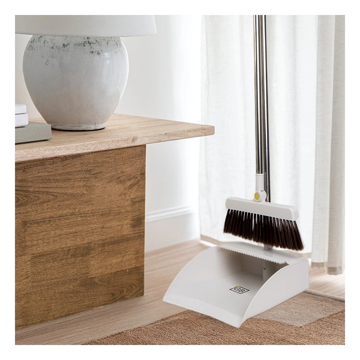 ESCOBA COMPACTA CON RECOGEDOR PARA LIMPIEZA RAPIDA Y EFICIENTE BLANCO - 1