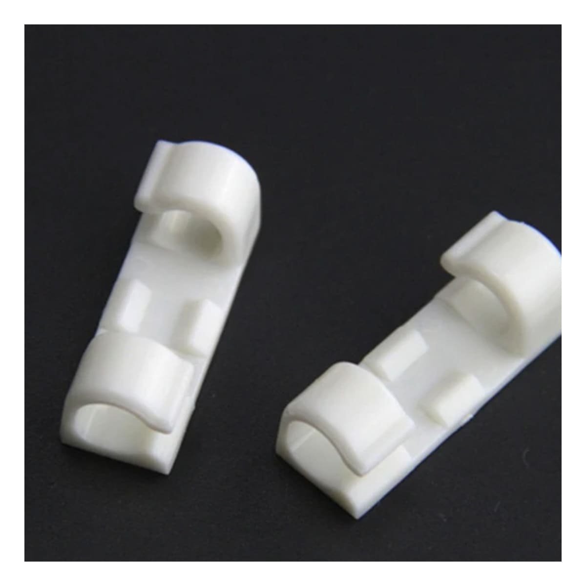 CLIPS PARA CABLES ORGANIZADORES CON SET COLOR BLANCO DE 16 PIEZAS PARA OFICINA Y+PAPEL REGALO - 1