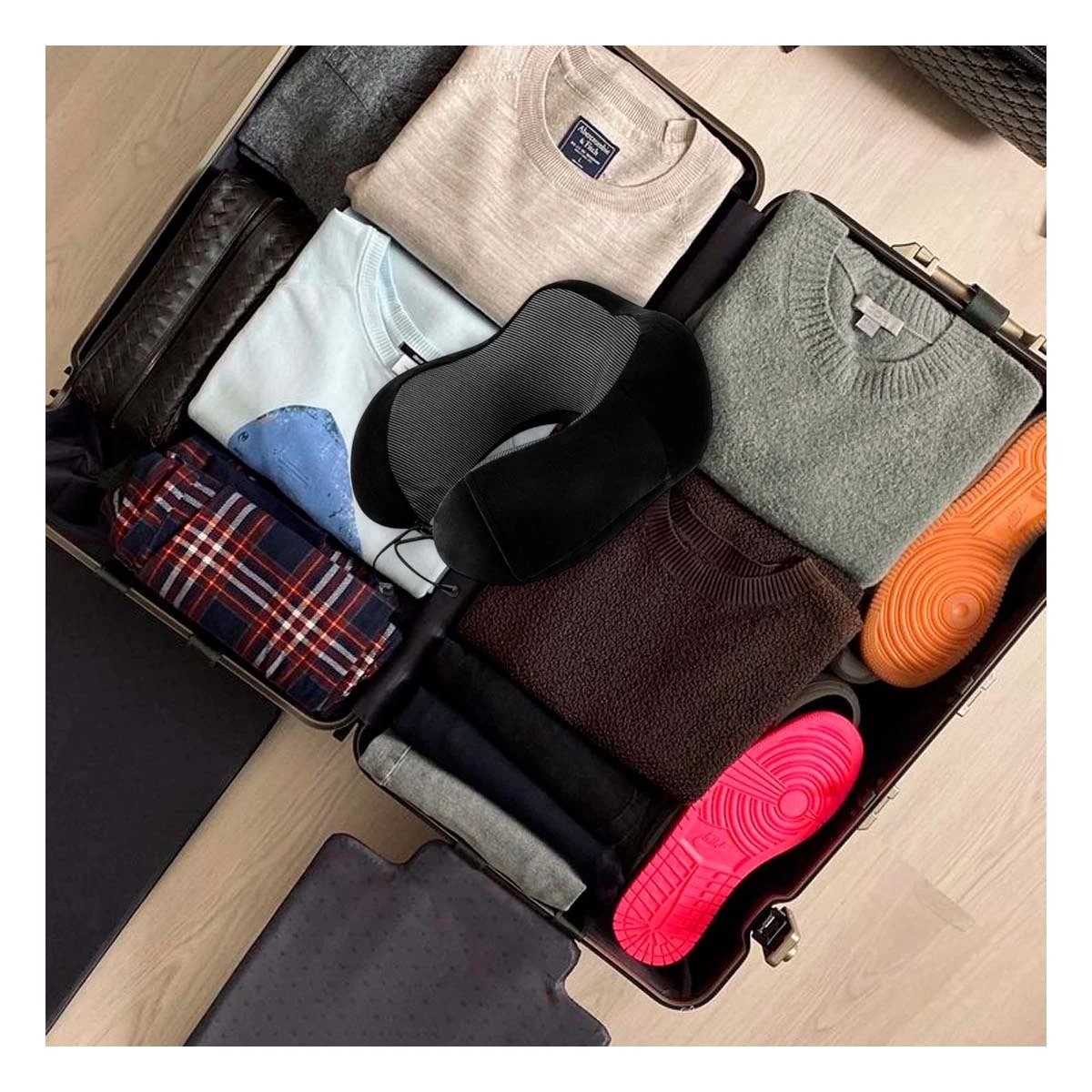 ALMOHADA DE CUELLO ENVOLVENTE CON ESPUMA PARA TRAYECTOS LARGOS NEGRO Y+PAPEL REGALO - 2