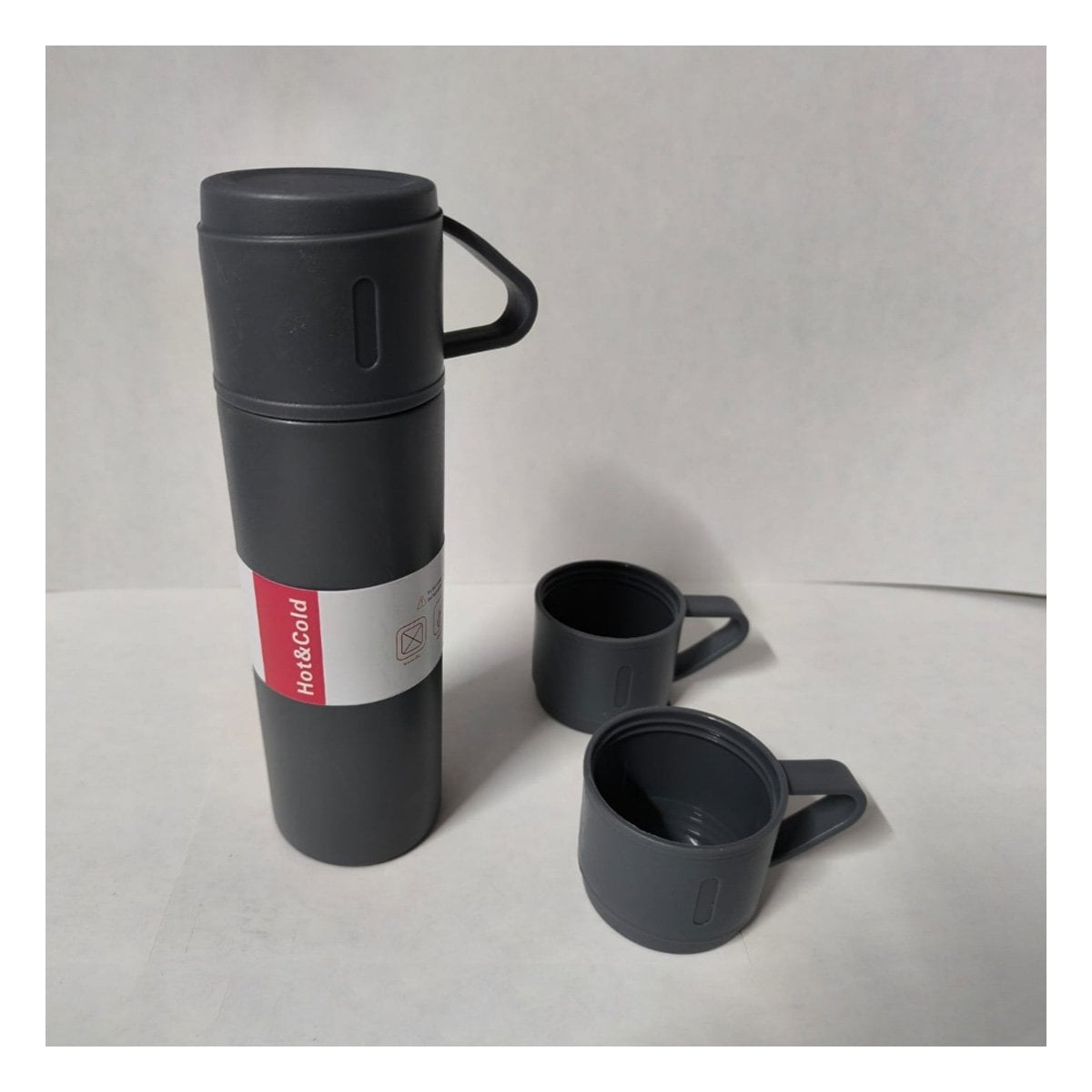 TERMO COMPACTO CON 2 TASAS COLOR PLOMO OSCURO ESTILO MODERNO YREGALO STICKER - 2