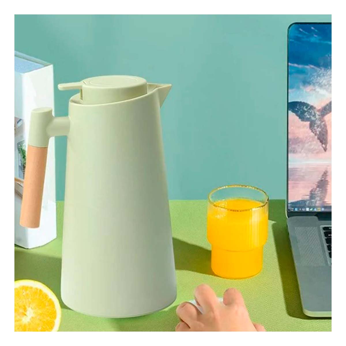 ENVASE TERMO 1L VERDE CLARO CON MANGO DE MADERA PERFECTO PARA CAFE Y TE DIARIO YREGALO STICKER - 2