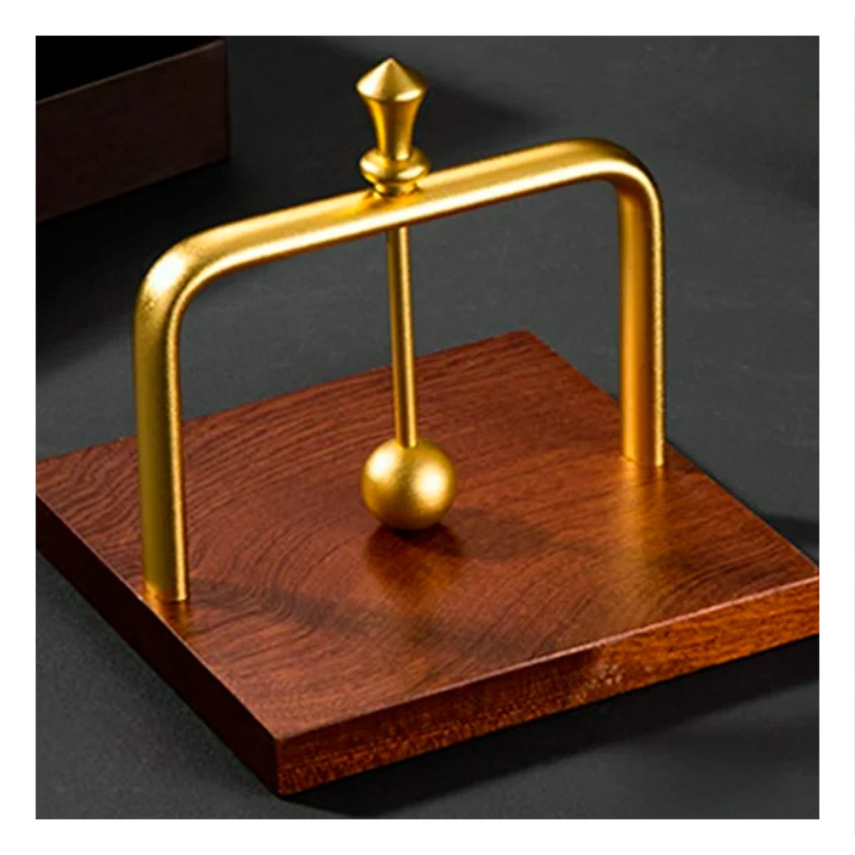 SERVILLETERO CON BRAZO DISPENSADOR VERTICAL DE COLOR DORADO Y BASE MADERA YREGALO STICKER - 3