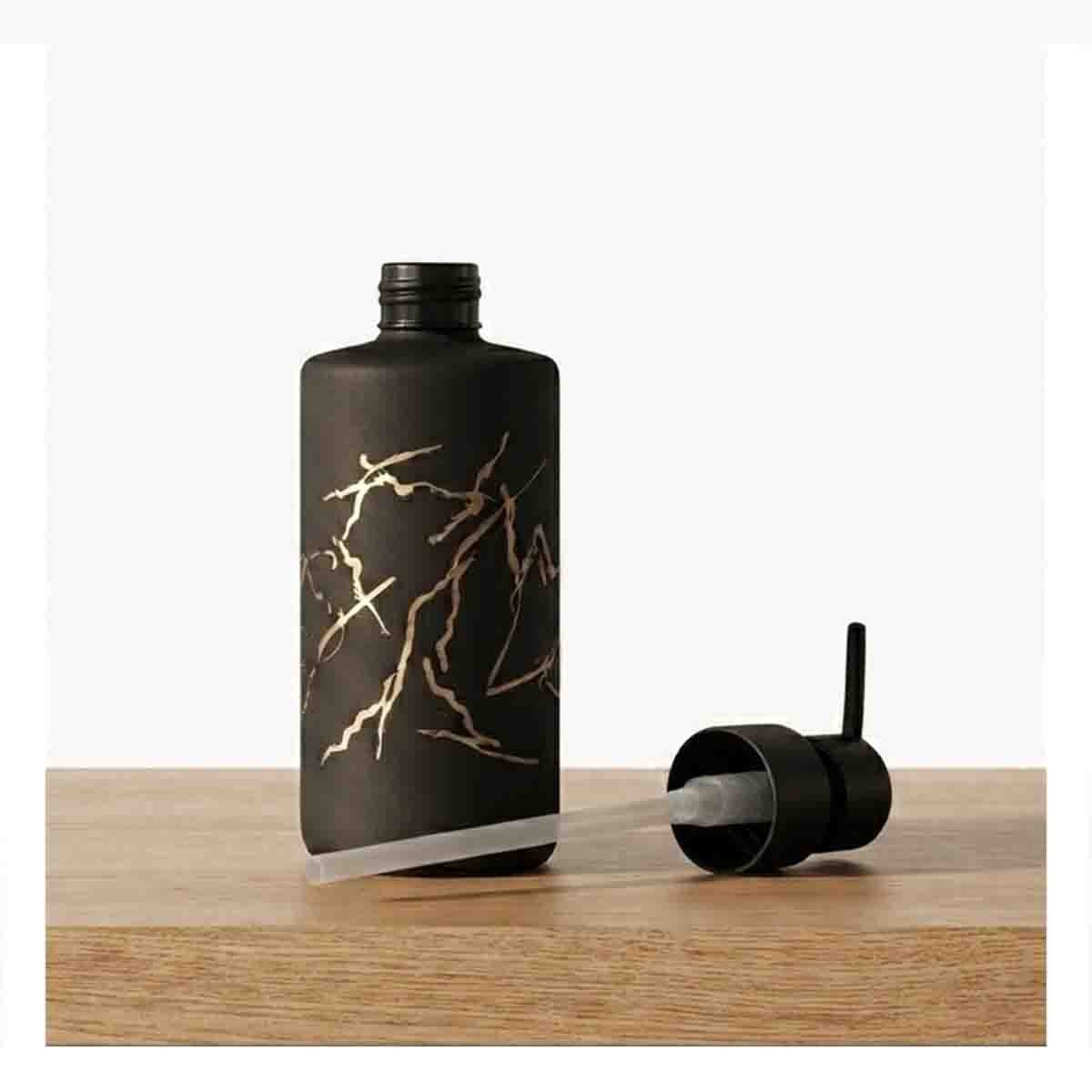 DOSIFICADOR DE GEL LIQUIDO CON ACABADO DORADO COLOR NEGRO 20X6,8CM Y REGALO STICKER - 1