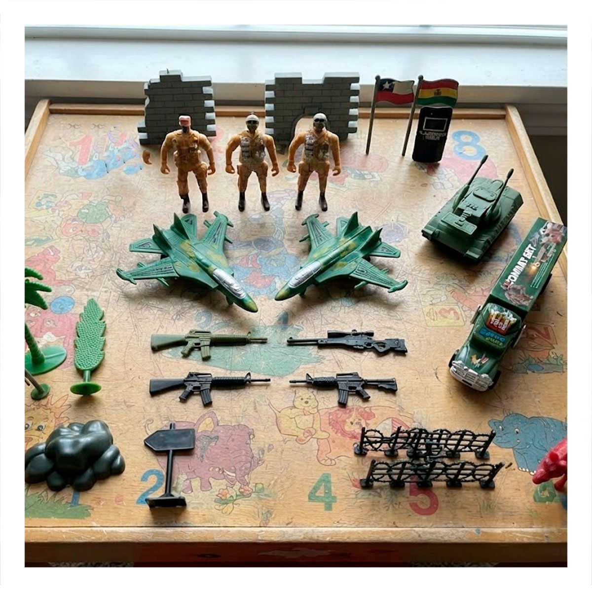 FIGURAS COLECCIONABLES CON MOCHILA VERDE Y PERSONAJES DE AVENTURA Y REGALO STICKER - 1