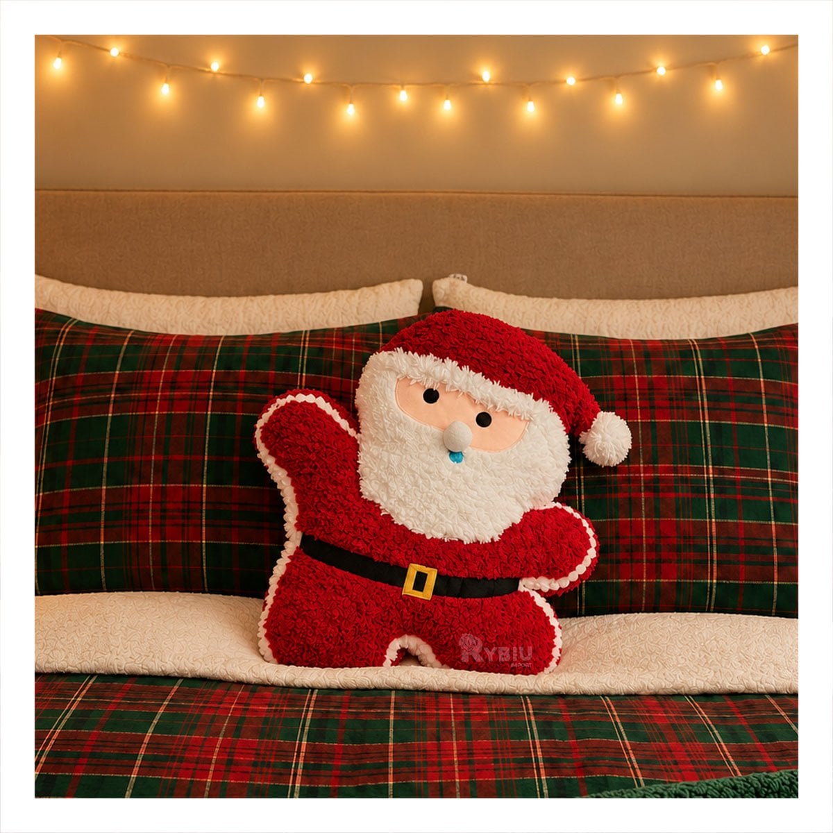 ALMOHADON DECORATIVO CON FIGURA DE PAPA NOEL EN ROJO Y PAPEL REGALO - 1