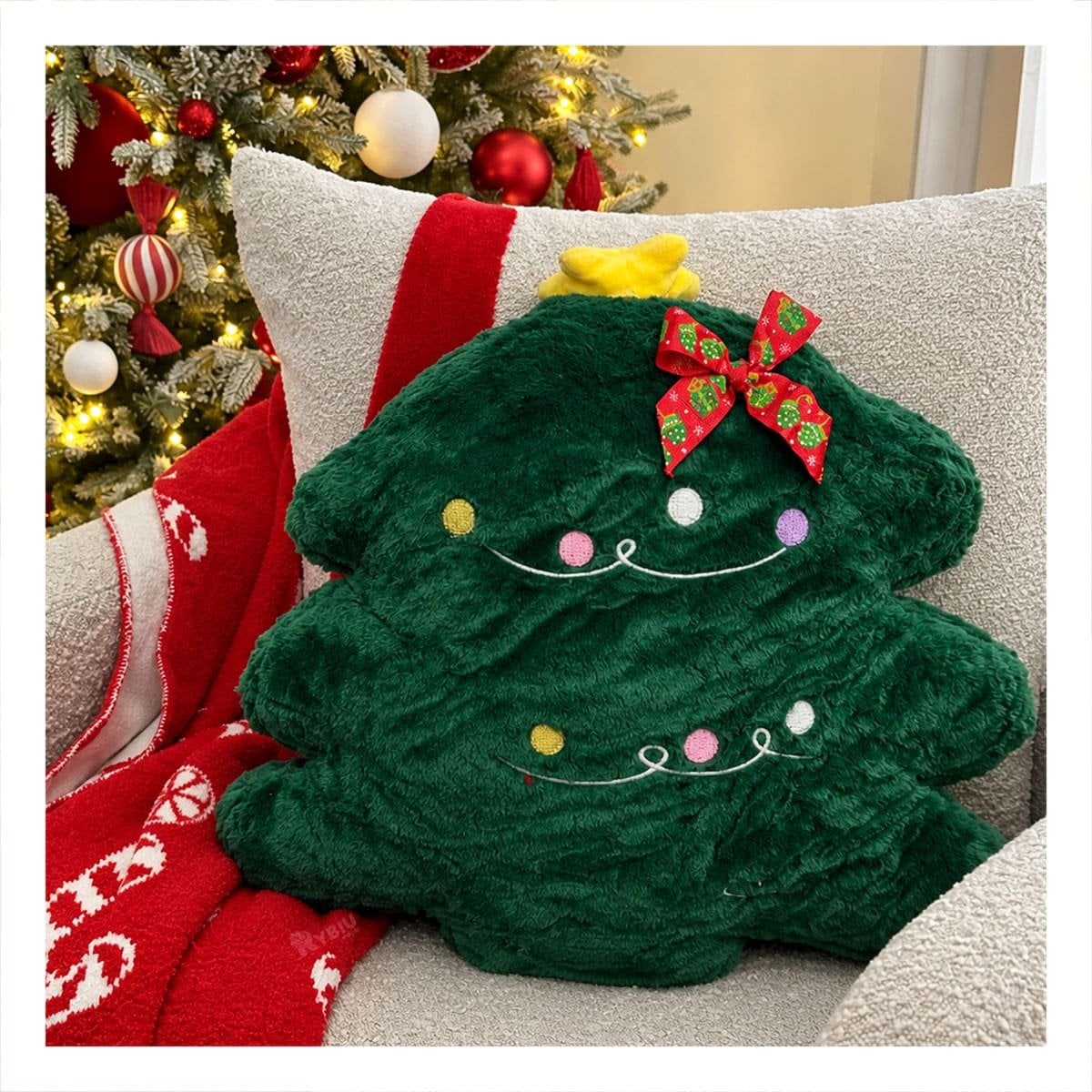 COJIN DECORATIVO DE ARBOL DE PINO EN PELUCHE VERDE OSCURO - 1