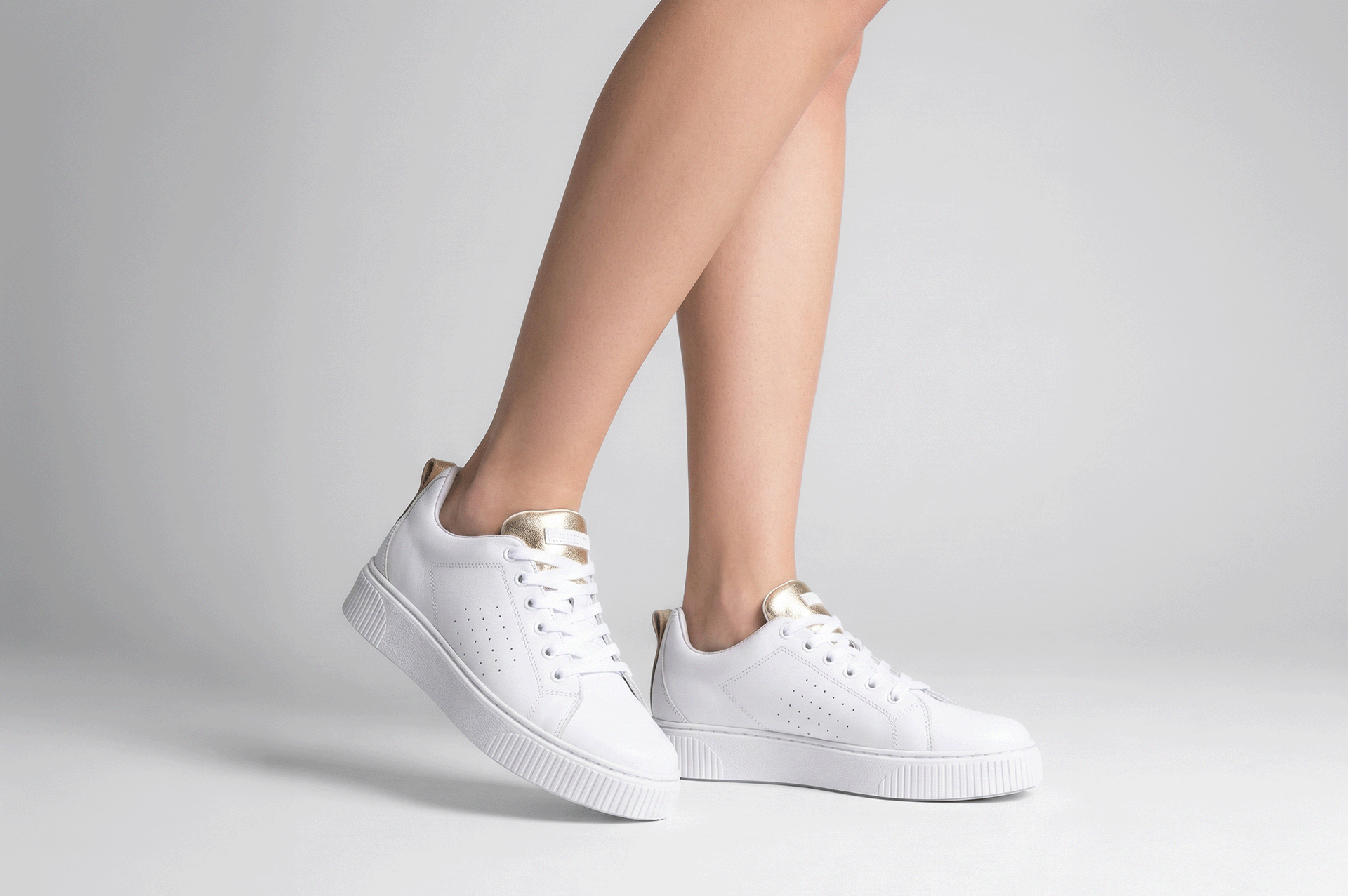 ZAPATILLAS MUJER CUERO LISO BIGIONI ZA46 BLANCO Y DORADO - 2