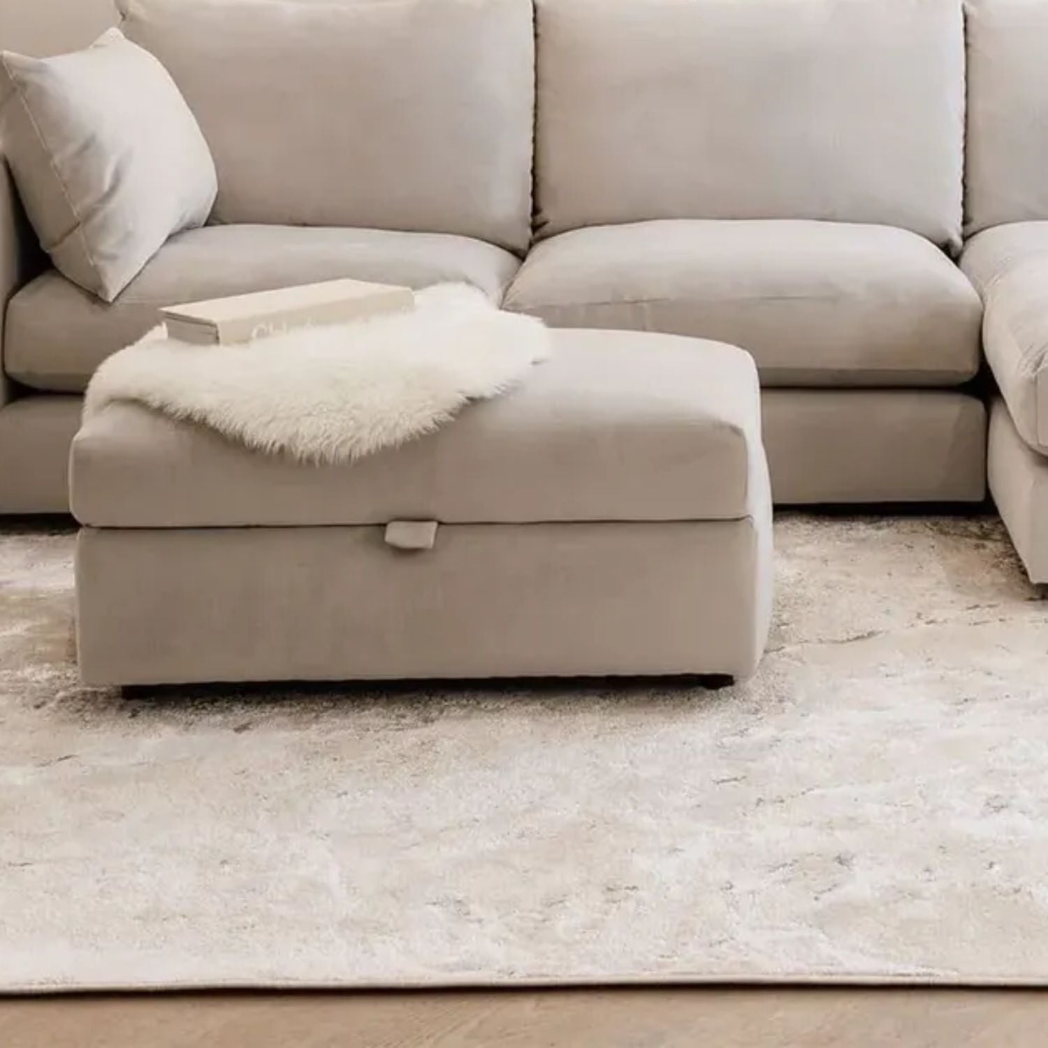 SECCIONAL LISBOA EN L AMOBLAMOS 240 X 160 CM EN CHENILLE ANTIFLUIDO CON BANQUETA BAÚL + 6 COJINES DECORATIVOS - 5