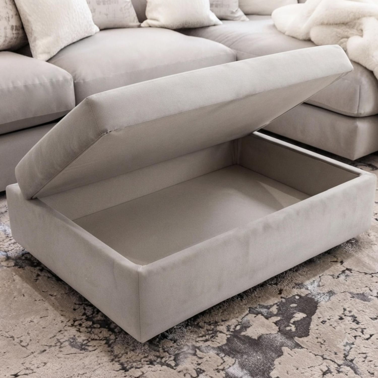 SECCIONAL LISBOA EN L AMOBLAMOS 240 X 160 CM EN CHENILLE ANTIFLUIDO CON BANQUETA BAÚL + 6 COJINES DECORATIVOS - 6