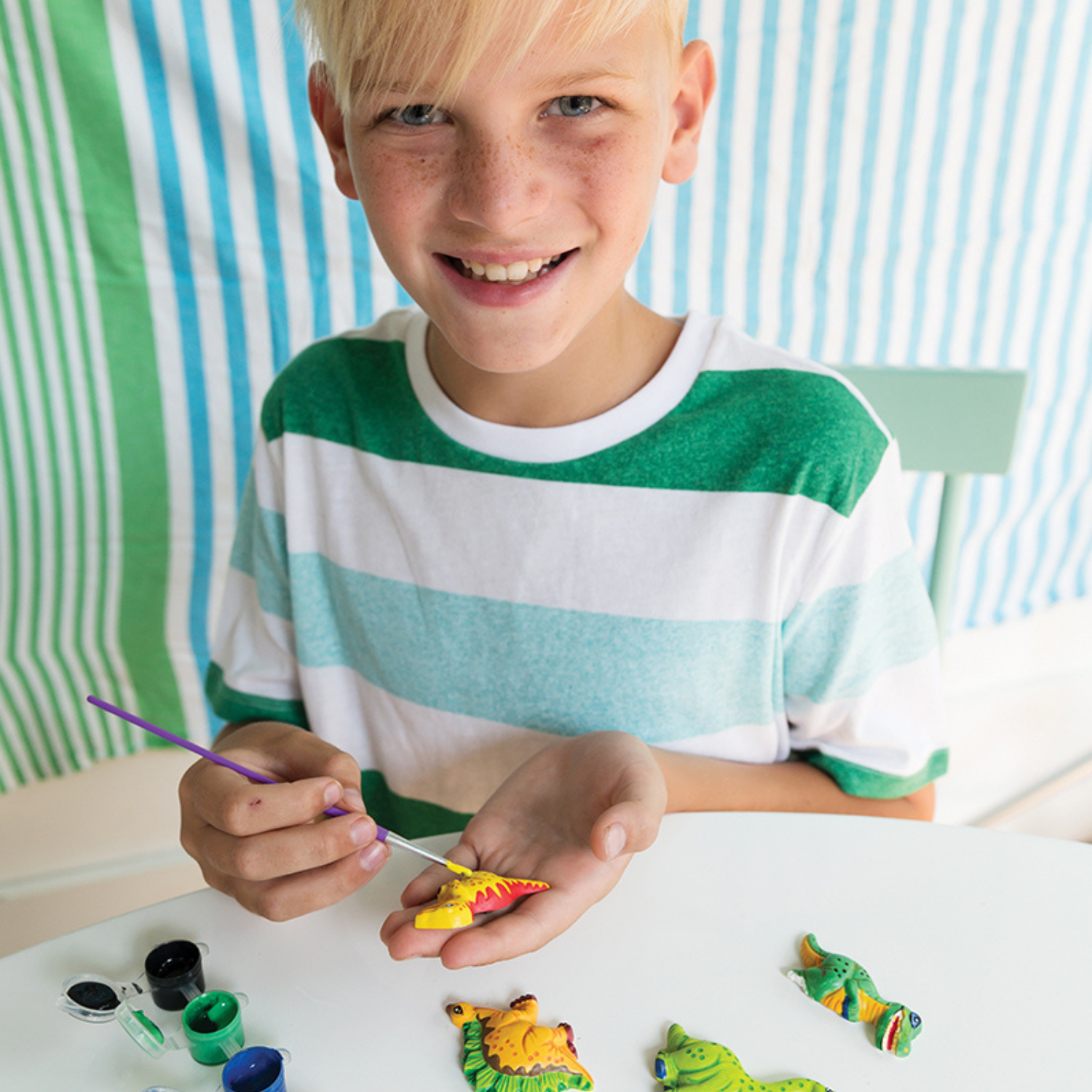JUEGO DE ARTE 4M MOLDEA Y PINTA FIGURAS MODELO DINOSAURIOS QUE BRILLAN EN LA OSCURIDAD DIY - 3