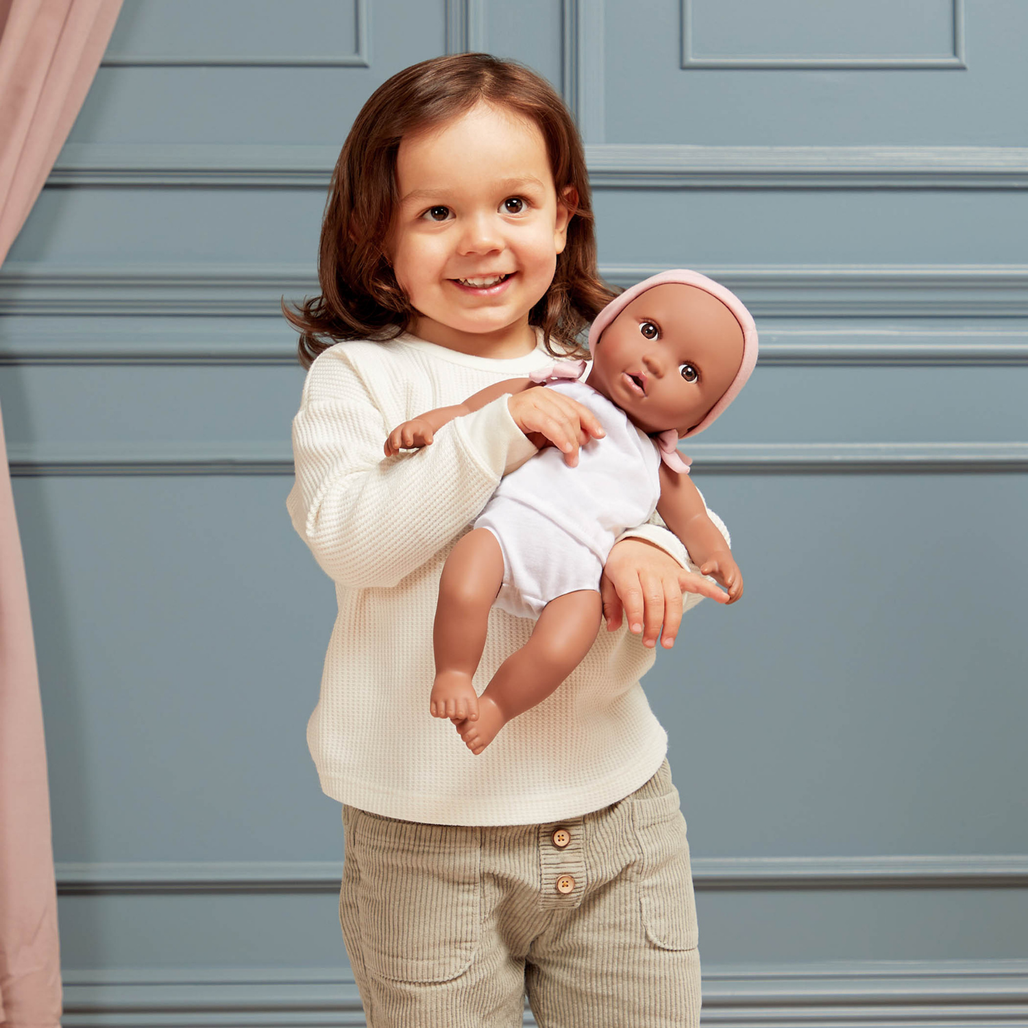 MUÑECA BEBÉ CON VINCHA ROSA Y LAZOS ROSAS - MODELO #3 LULLABABY - 2