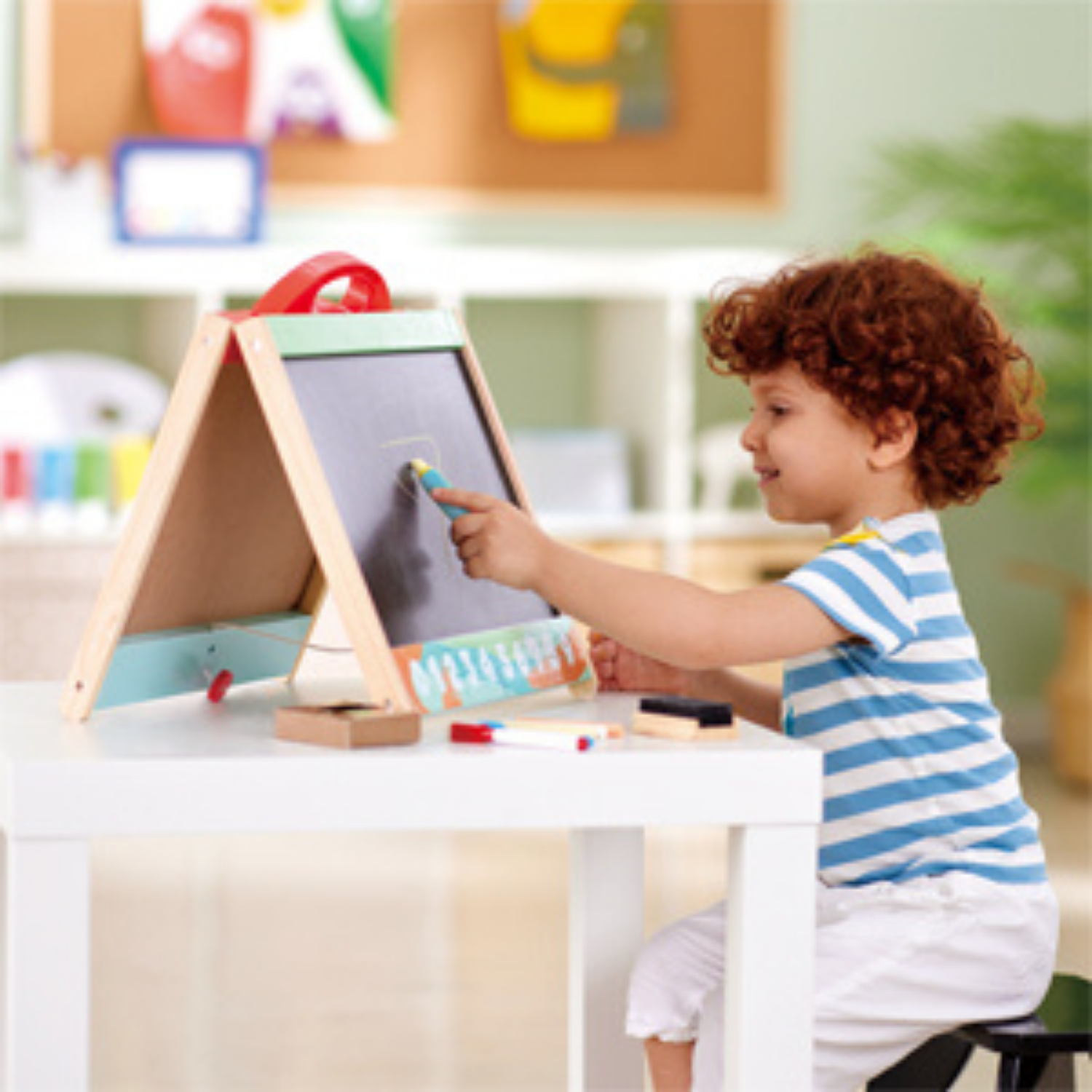 PIZARRA PARA MESA DOBLE CARA TIZA Y PLUMÓN CON ACCESORIOS 06 PIEZAS PLAY ESSENTIALS - 4