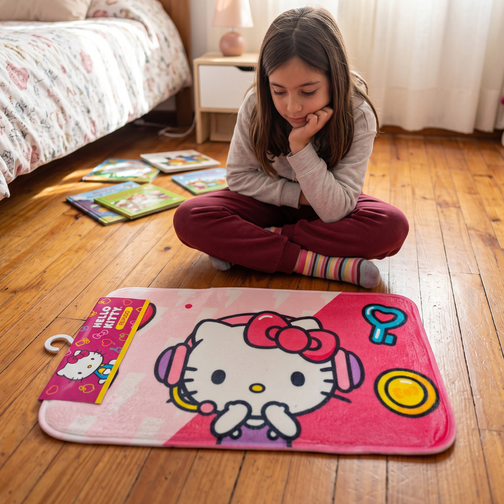 ALFOMBRA DE HELLO KITTY CON AUDÍFONOS 60 CM X 40 CM - 4