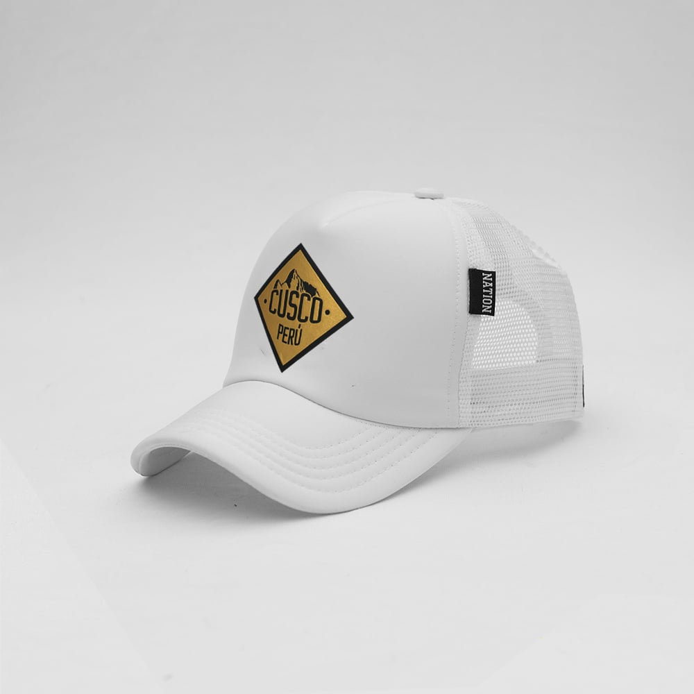 GORRA TRUCKER HOMBRE NATION STORE CUSCO DORADO - 1