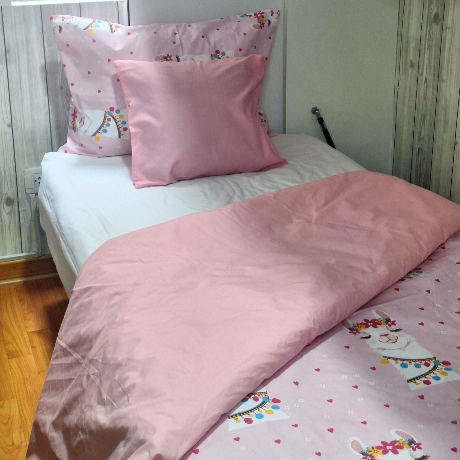 CUBREPLUMON LUJO 1.5 PLAZAS ROSADO ESTAMPADOS INFANTIL CON DISEÑO LLAMA - 2